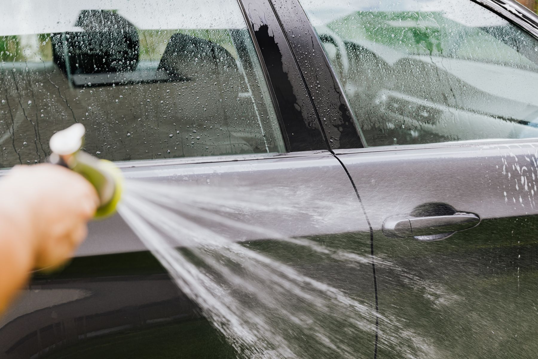 Autoa pestään vesisuihkulla